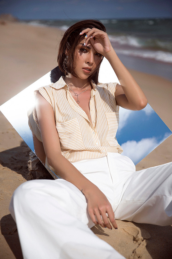  Qua bộ ảnh mới thực hiện, Minh Triệu muốn đưa tới các gợi ý chọn trang phục vào mùa nóng để phái đẹp có thể mặc đi làm, đi hẹn hò hoặc thậm chí 'lên đồ' để ấn tượng hơn trong một chuyến nghỉ dưỡng.