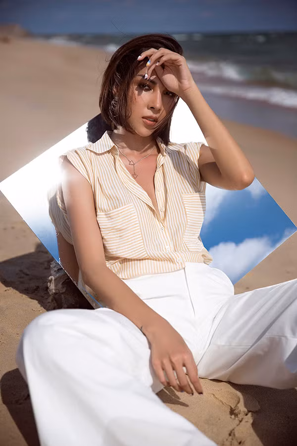  Qua bộ ảnh mới thực hiện, Minh Triệu muốn đưa tới các gợi ý chọn trang phục vào mùa nóng để phái đẹp có thể mặc đi làm, đi hẹn hò hoặc thậm chí 'lên đồ' để ấn tượng hơn trong một chuyến nghỉ dưỡng.