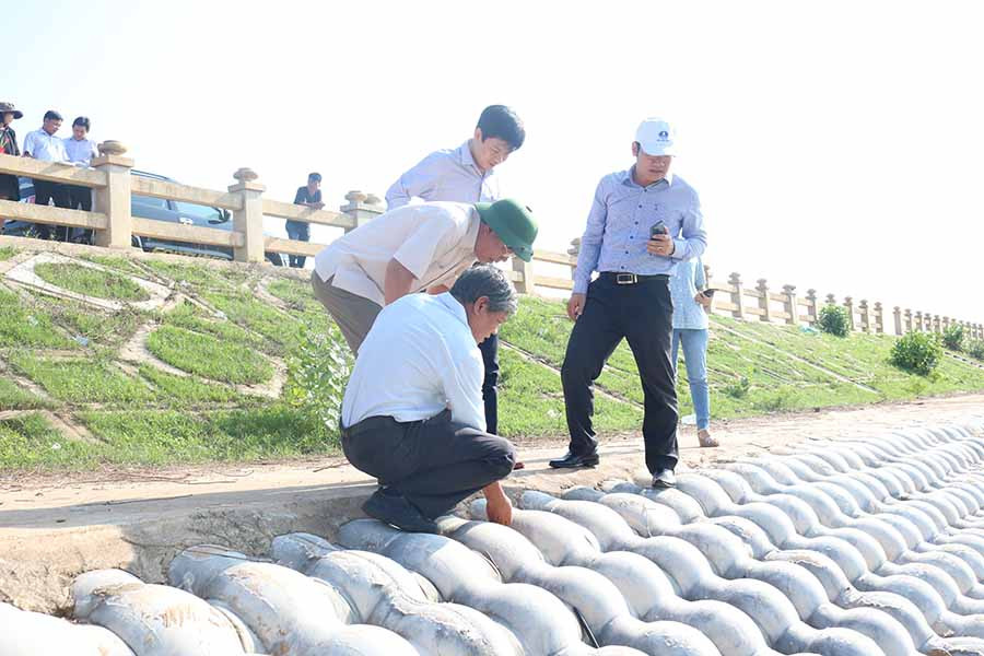  Đoàn giám sát đi kiểm tra thực tế tại kè chống sạt lở bờ tây sông Ayun. Ảnh: N.S