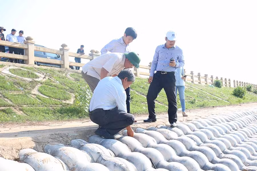  Đoàn giám sát đi kiểm tra thực tế tại kè chống sạt lở bờ tây sông Ayun. Ảnh: N.S