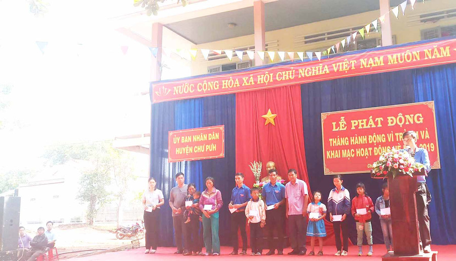 Tặng sổ tiết kiệm cho trẻ em có hoàn cảnh khó khăn. Ảnh: Hồng Thương