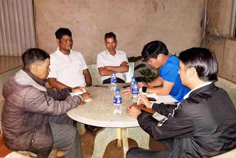 4 thầy giáo trao đổi nội dung sự việc với phóng viên. Ảnh: N.T