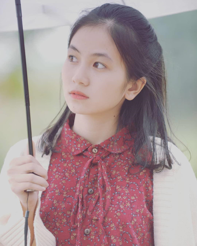 Phương Anh được nhiều dân mạng khen có vẻ ngoài dịu dàng, dễ liên tưởng đến hình ảnh cô bạn lớp bên gần gũi. Thêm thân hình cân đối, cô gái 19 tuổi hiện làm thêm công việc mẫu ảnh ngoài giờ học.