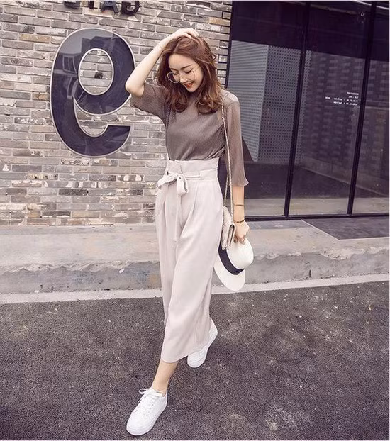 Quần lụa lưng cao, quần suông thắt đai vải cũng là một trong những điểm nhấn thú vị cho trào lưu thịnh hành ở mùa hè 2018/2019.