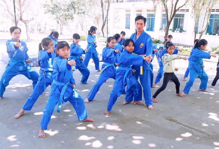 Thầy Trương Công Hương dạy võ cho các em học sinh. Ảnh: T.B