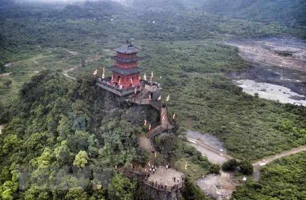 Quần thể chùa Tam Chúc với gần 1.000 ha mặt hồ và 3.000 ha núi đá, rừng tự nhiên. (Ảnh: TTXVN)  Quần thể chùa Tam Chúc với gần 1.000 ha mặt hồ và 3.000 ha núi đá, rừng tự nhiên. (Ảnh: TTXVN)