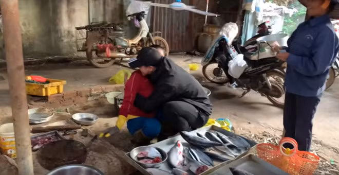 Sơn ôm mẹ nghẹn ngào giữa chợ cá sau 3 năm đi làm việc ở xứ người