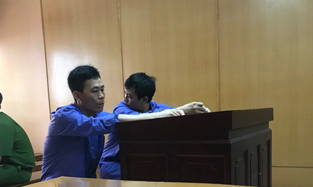Hai bị cáo tại tòa sáng 15-5