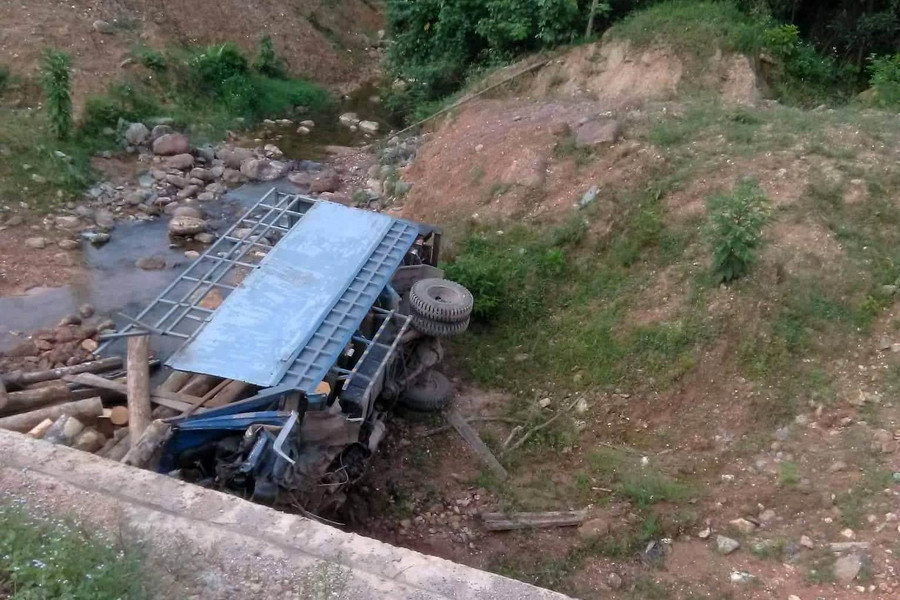 Hiện trường vụ lật xe chở gỗ