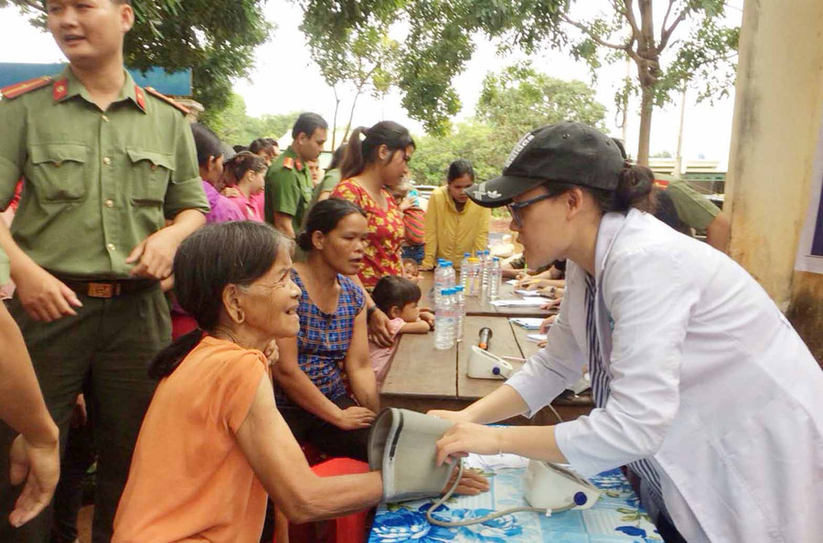 Các y-bác sỹ khám bệnh cho người dân. Ảnh: Hà Phương