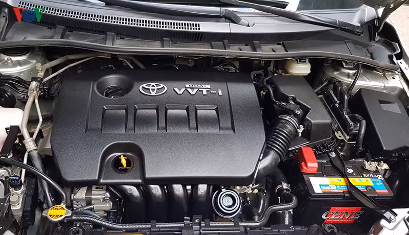 Bạn nên chú ý giữ sạch sẽ ắc quy xe vì bụi bẩn có thể trở thành chất dẫn làm cạn dung dịch trong ắc quy.