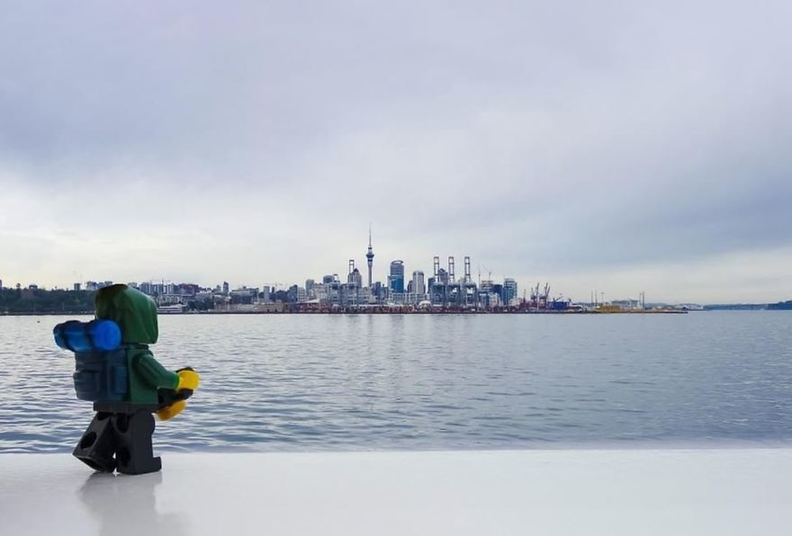 Đi thuyền quanh cảng Auckland, nhìn thành phố từ một khoảng cách rất xa.