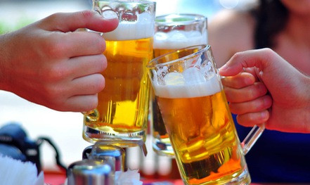 Nhiều người cho rằng uống bia ít hại hơn rượu nhưng sự thật không phải như vậy (Ảnh minh hoạ) Nhiều người cho rằng uống bia ít hại hơn rượu nhưng sự thật không phải như vậy (Ảnh minh hoạ)