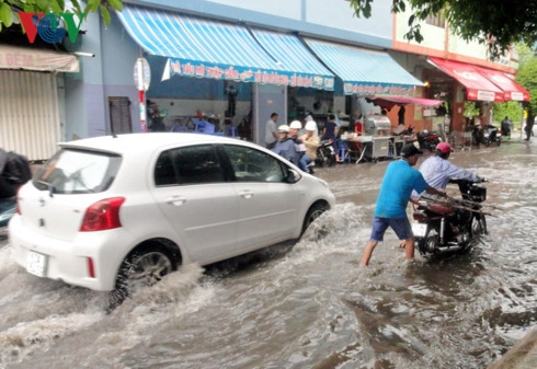  Không nên đi tốc độ cao khi đi vào đường ngập