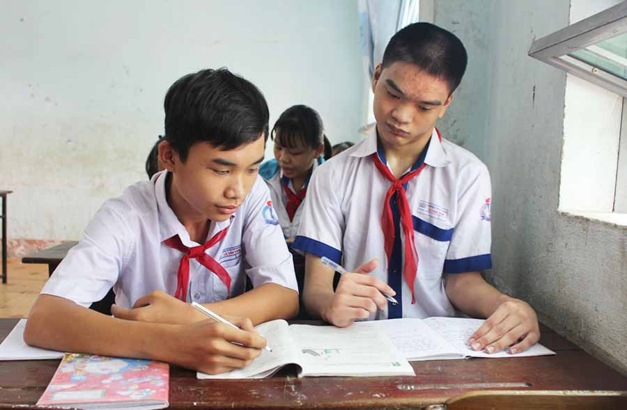 Em Nguyễn Viết Đức (bìa trái) và em Vũ Phương Nam (bìa phải). Ảnh: Phan Lài