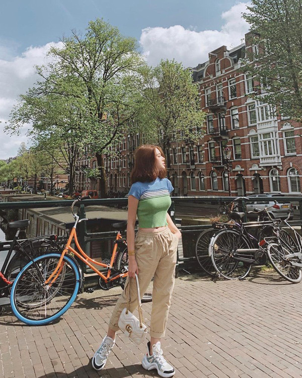 Jolie Nguyễn ăn diện đơn giản nhưng vẫn không thiếu yếu tố hợp mùa, hợp mốt khi đi du lịch. Jolie Nguyễn ăn diện đơn giản nhưng vẫn không thiếu yếu tố hợp mùa, hợp mốt khi đi du lịch.