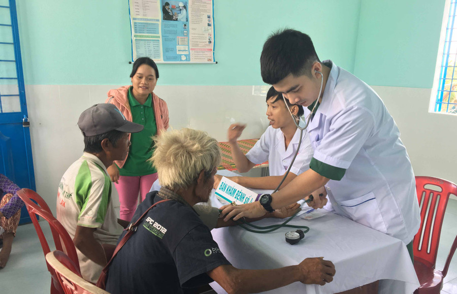 Đoàn cán bộ y bác sỹ khám bệnh cho đối tượng chính sách. Ảnh: Thúy Ngọ
