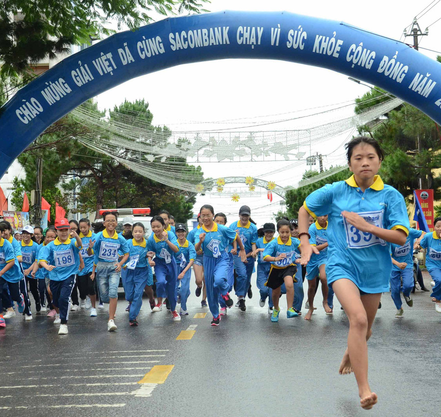 Các VĐV xuất phát tại Giải Việt dã “Cùng Sacombank chạy vì sức khỏe cộng đồng” năm 2017 ở Gia Lai. Ảnh: Minh Vỹ