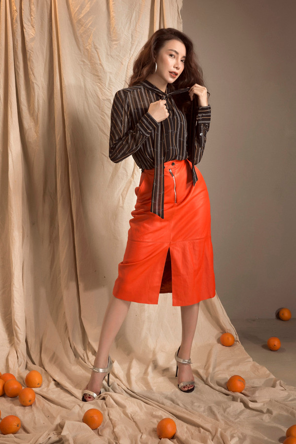 Chọn gam màu đặc trưng của sắc hè như vàng, cam phối hợp với màu đen quen thuộc, Trà Ngọc Hằng trông đầy năng lượng. Chọn gam màu đặc trưng của sắc hè như vàng, cam phối hợp với màu đen quen thuộc, Trà Ngọc Hằng trông đầy năng lượng.