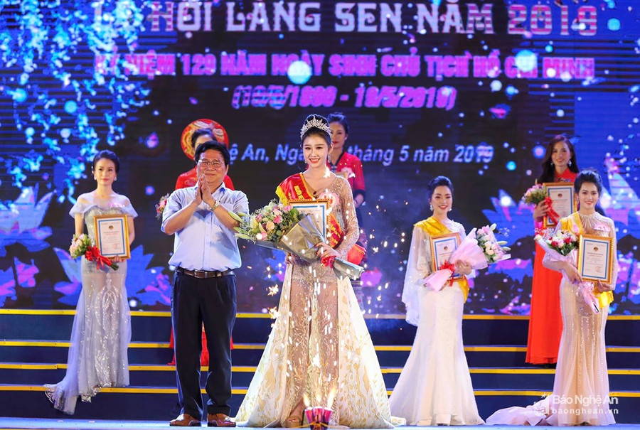 Qua 3 vòng thi, thí sinh Trịnh Thị Hà Thương đến từ thị xã Thái Hòa được Ban Tổ chức trao giải Nhất 