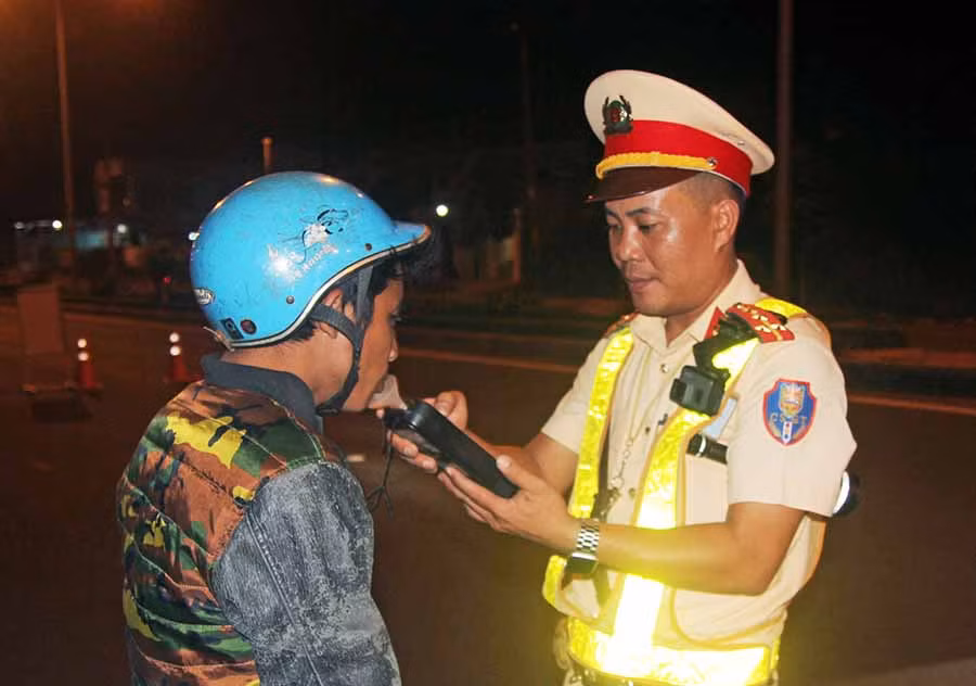  Lực lượng CSGT tăng cường kiểm tra nồng độ cồn trên các tuyến đường. Ảnh: V.N
