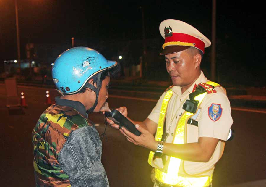  Lực lượng CSGT tăng cường kiểm tra nồng độ cồn trên các tuyến đường. Ảnh: V.N