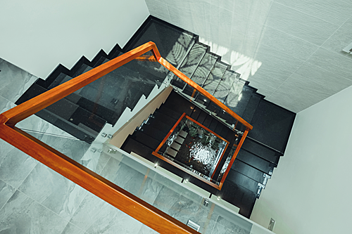 Giếng trời một ngôi nhà tại TP HCM mới được KTS Phạm Thanh Truyền cải tạo làm giảm sáng lại. Ảnh: Cotin. Giếng trời một ngôi nhà tại TP HCM mới được KTS Phạm Thanh Truyền cải tạo làm giảm sáng lại. Ảnh: Cotin.