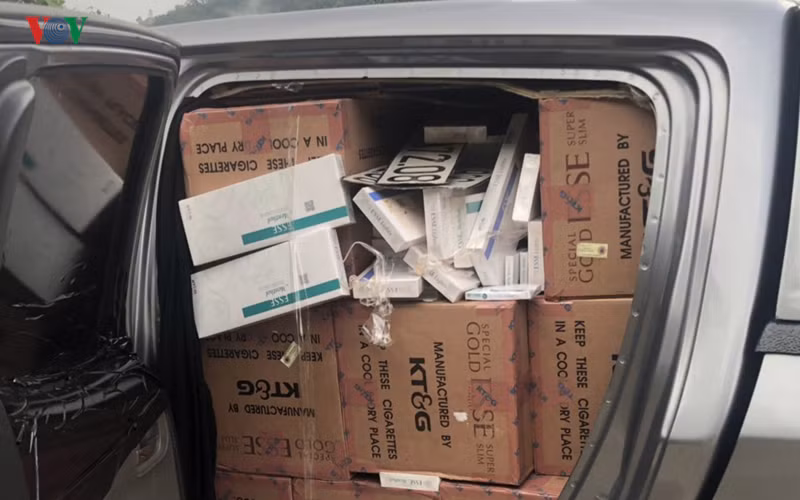 Thuốc lá nhét đầy ở ghế sau ô tô.