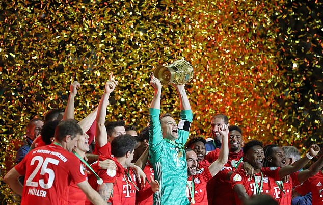  Niềm vui của Hùm xám khi hoàn tất cú đúp danh hiệu vô địch quốc nội. Ảnh: DM