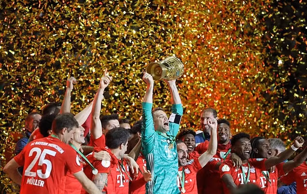  Niềm vui của Hùm xám khi hoàn tất cú đúp danh hiệu vô địch quốc nội. Ảnh: DM