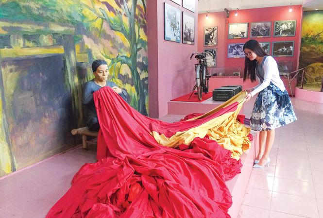  Hình tượng Bà mẹ vá cờ nữ anh hùng Nô Thị Diệm tại DTQGĐB Hiền Lương Bến Hải