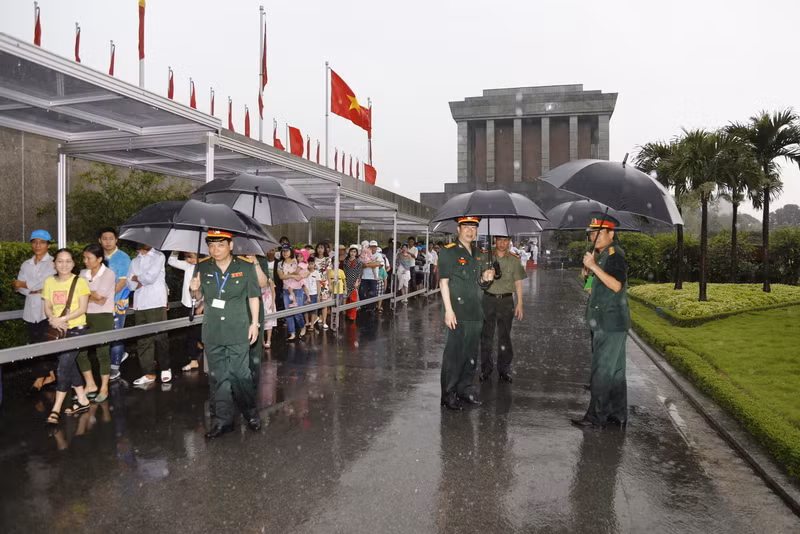 Lãnh đạo các cơ quan, đơn vị của Ban Quản lý Lăng trực tiếp kiểm tra công tác đón tiếp nhân dân vào Lăng viếng Bác sáng 30/4. Ảnh: Ban Quản lý Lăng Chủ tịch Hồ Chí Minh