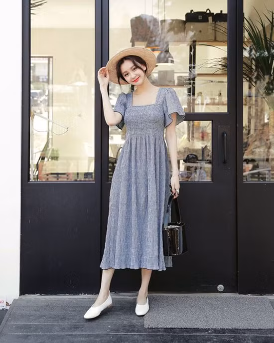 Phụ kiện thiết kế trên các chất liệu thiên nhiên thường được kết hợp cùng váy áo mang hơi hướng phong cách cổ điển.