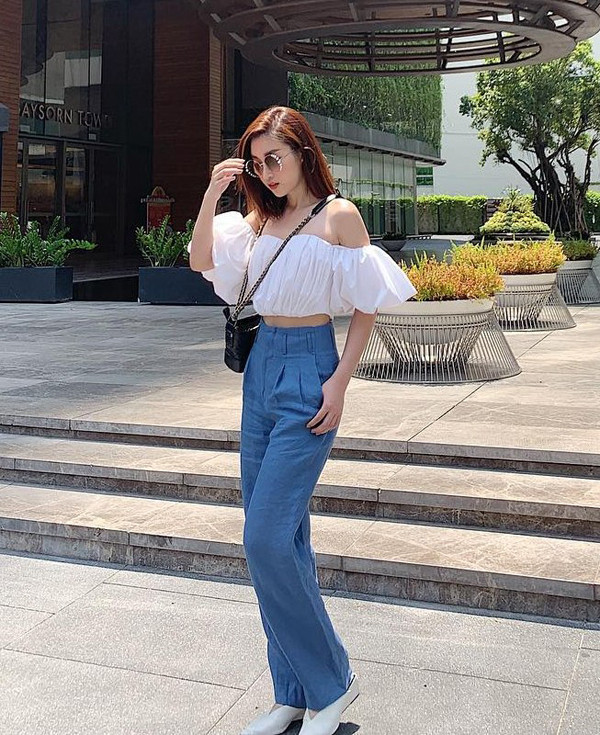 Hoa hậu Đỗ Mỹ Linh lại làm mát ngày hè bằng cách hòa trộn tông trắng - xanh cho set đồ gồm áo trễ vai và quần vải thô. Hoa hậu Đỗ Mỹ Linh lại làm mát ngày hè bằng cách hòa trộn tông trắng - xanh cho set đồ gồm áo trễ vai và quần vải thô.