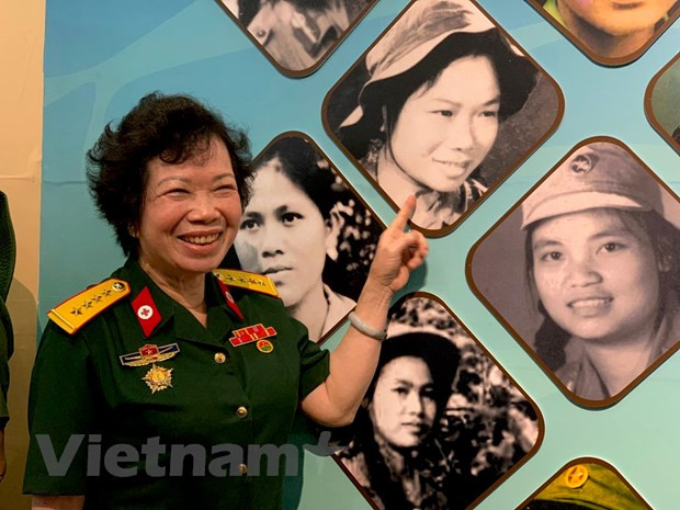 Nụ cười ngày ấy-bây giờ của cựu chiến sỹ Trường Sơn Lê Thị Vọng Hương. (Ảnh: Xuân Mai/Vietnam+)