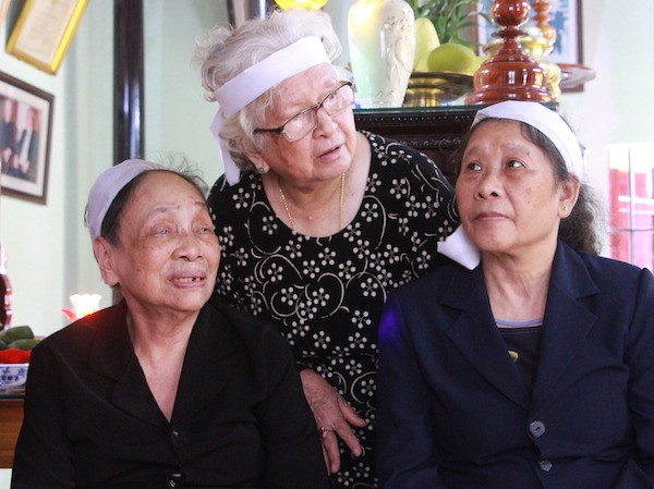 Bà Lê Thị Xoan (bìa trái) cùng gia đình tổ chức tang lễ Đại tướng Lê Đức Anh ở quê nhà. Ảnh: Võ Thạnh. Bà Lê Thị Xoan (bìa trái) cùng gia đình tổ chức tang lễ Đại tướng Lê Đức Anh ở quê nhà. Ảnh: Võ Thạnh.