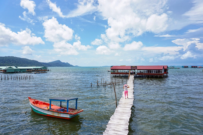 Nên để thanh xuân bạn một lần chạm vào đây. Khí trời, gió biển, sắc xanh và sự thân thiện của người dân sẽ khiến bạn không bao giờ quên được