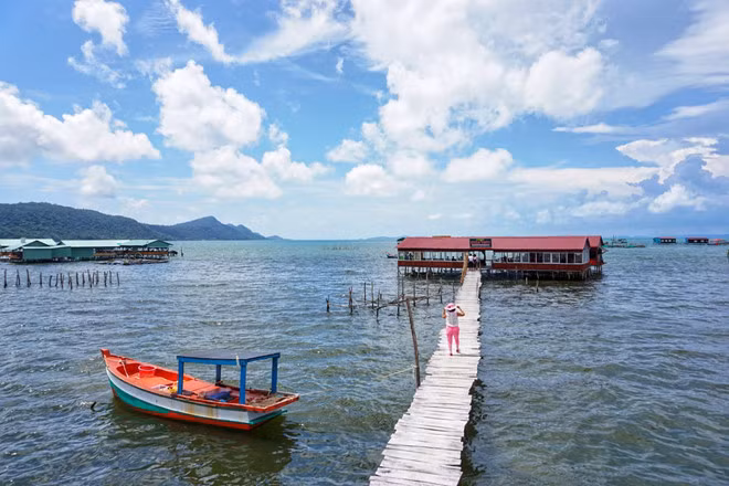 Nên để thanh xuân bạn một lần chạm vào đây. Khí trời, gió biển, sắc xanh và sự thân thiện của người dân sẽ khiến bạn không bao giờ quên được