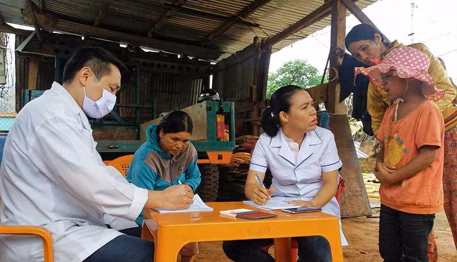  Các bác sĩ khám sàng lọc bệnh phong tại cộng đồng. Ảnh: N.N