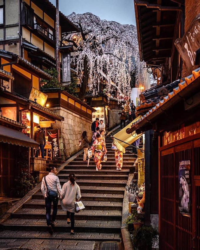  Ban đêm, khung cảnh trở pha chút ma mị bởi ánh đèn vàng từ các nhà hàng, nhất là vào ngày mưa. Bước trên những bậc thềm đá, dãy nhà gỗ truyền thống hai bên đường làm bạn có cảm giác như đang quay ngược thời gian.