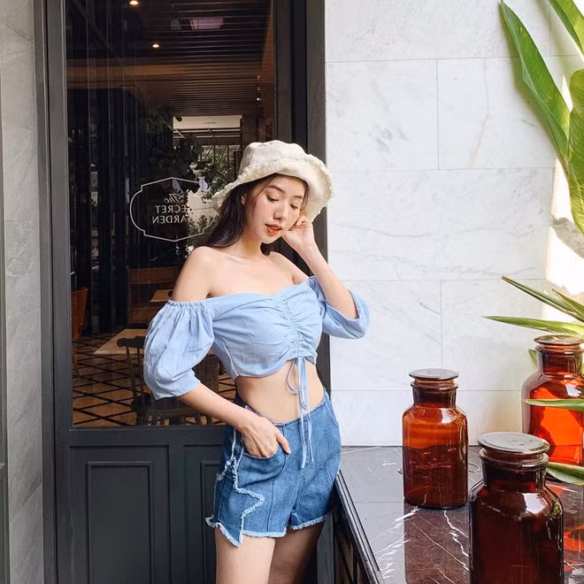 Với những cô gái gợi cảm, áo crop-top hở vai khoe eo thon chính là lựa chọn hoàn hảo khi diện với quần short. Để nhấn nhá, bạn có thể chọn quần short họa tiết, in hình ngôi sao đồng điệu màu với set đồ.