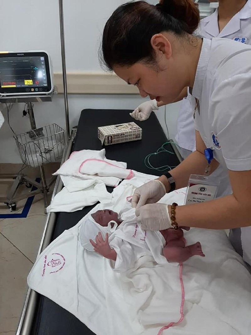 Em bé được các bác sĩ Trung tâm Sản nhi chăm sóc tại BV. Ảnh: BVCC