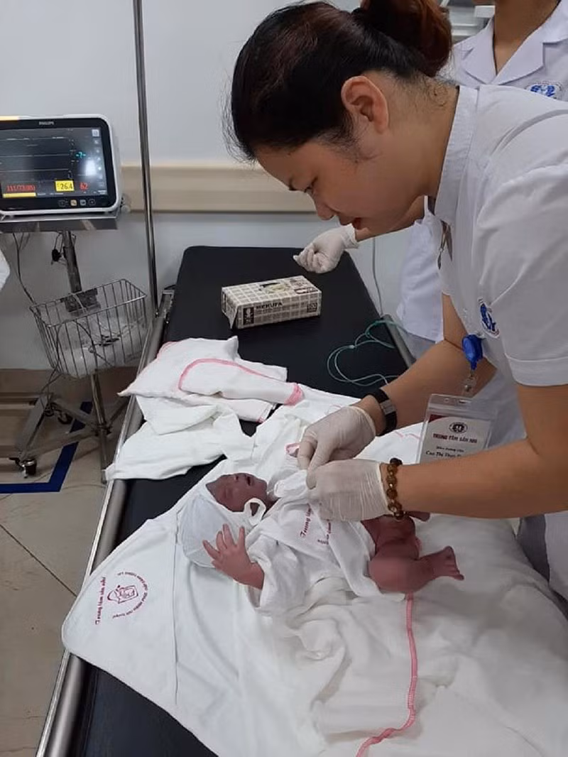 Em bé được các bác sĩ Trung tâm Sản nhi chăm sóc tại BV. Ảnh: BVCC