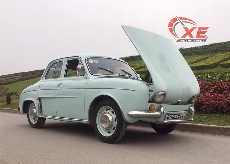  Renault Dauphine thiết kế động cơ đặt sau, cốp trước để đồ khá rộng