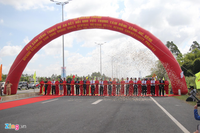  Cắt băng khánh thành cầu Vàm Cống. Ảnh: T.K.