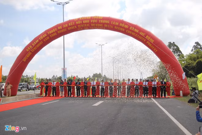  Cắt băng khánh thành cầu Vàm Cống. Ảnh: T.K.
