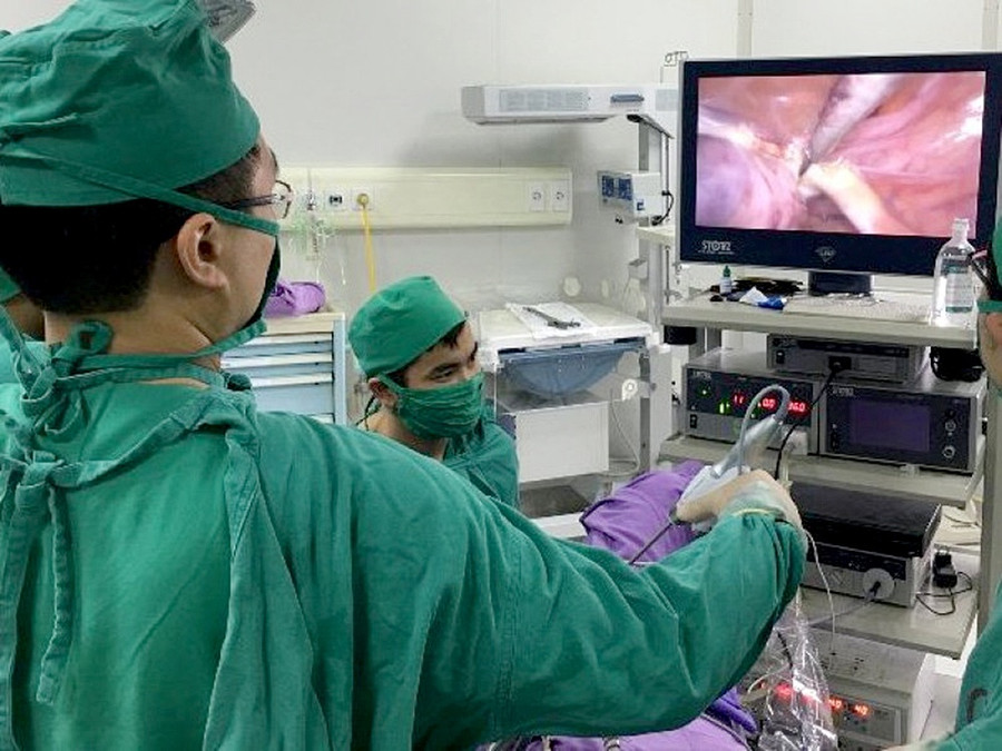 Bác sĩ thăm khám cho ca bệnh có vòng tránh thai “chu du” trong ổ bụng