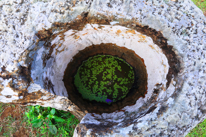 Theo truyền thuyết địa phương, những chiếc chum do người khổng lồ tạo ra vì vua của họ cần tìm nơi cất rượu gạo. Số rượu này được đưa đến để kỷ niệm chiến thắng của vua thiện Khun Jeuam chống lại vua ác Chao Angka. Một số nhà khoa học giữ ý kiến cho rằng, những chiếc chum được sử dụng để trữ nước mưa trong đợt gió mùa. Theo truyền thuyết địa phương, những chiếc chum do người khổng lồ tạo ra vì vua của họ cần tìm nơi cất rượu gạo. Số rượu này được đưa đến để kỷ niệm chiến thắng của vua thiện Khun Jeuam chống lại vua ác Chao Angka. Một số nhà khoa học giữ ý kiến cho rằng, những chiếc chum được sử dụng để trữ nước mưa trong đợt gió mùa.