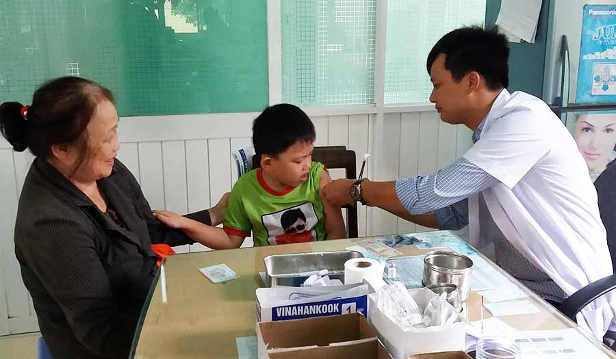 Khi bị chó, mèo cắn cần đến ngay Trung tâm Y tế gần nhất để được tư vấn và tiêm phòng dại kịp thời. Ảnh: N.N  Khi bị chó, mèo cắn cần đến ngay Trung tâm Y tế gần nhất để được tư vấn và tiêm phòng dại kịp thời. Ảnh: N.N