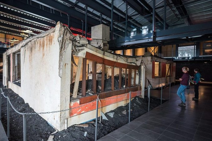  Năm 2014, chính quyền địa phương đã cho xây dựng một bảo tàng ngay trên khu vực bị ảnh hưởng năm 1973 và trưng bày chính những ngôi nhà và các vật dụng đổ nát cùng tro núi lửa. Tầng một của bảo tàng dành riêng cho vụ phun trào Eldfell. Ở tầng hai có chủ đề dành riêng cho Surtsey, hòn đảo 